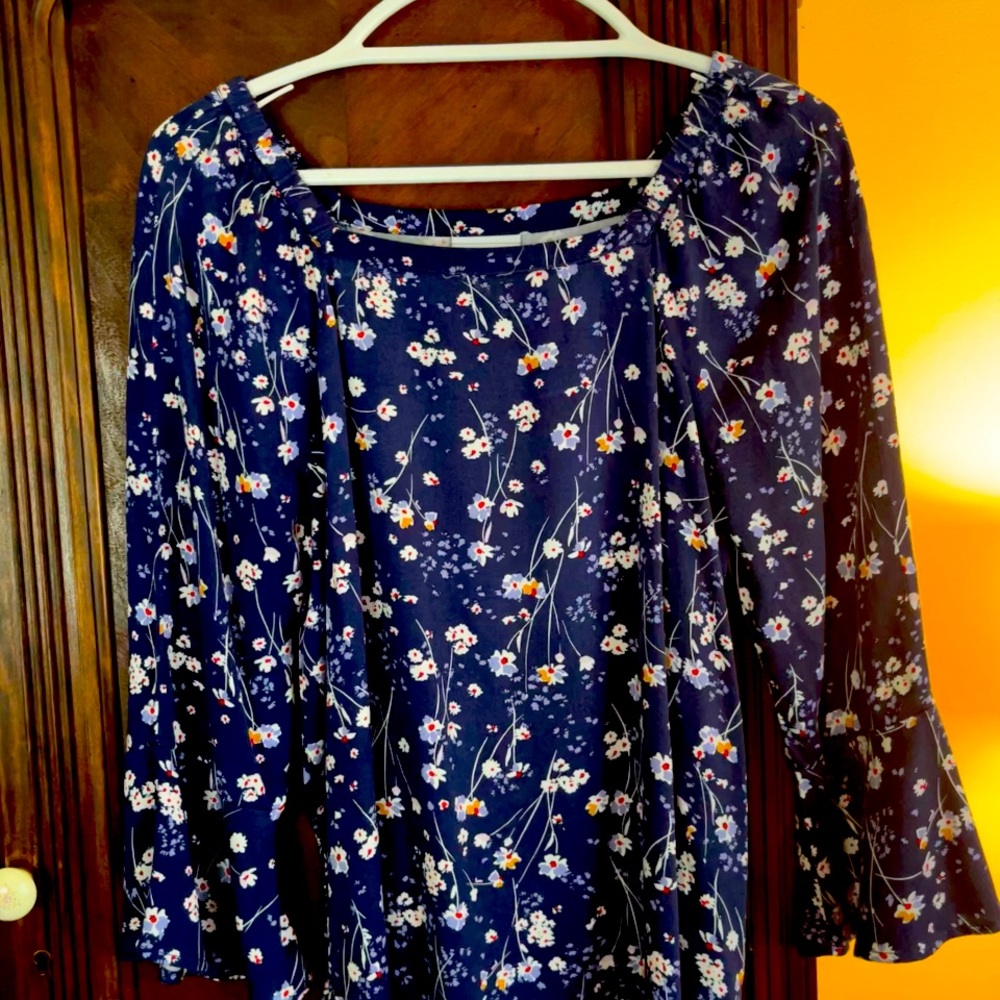 Lovely floral Liz Claiborne top with flared sleeves size small.